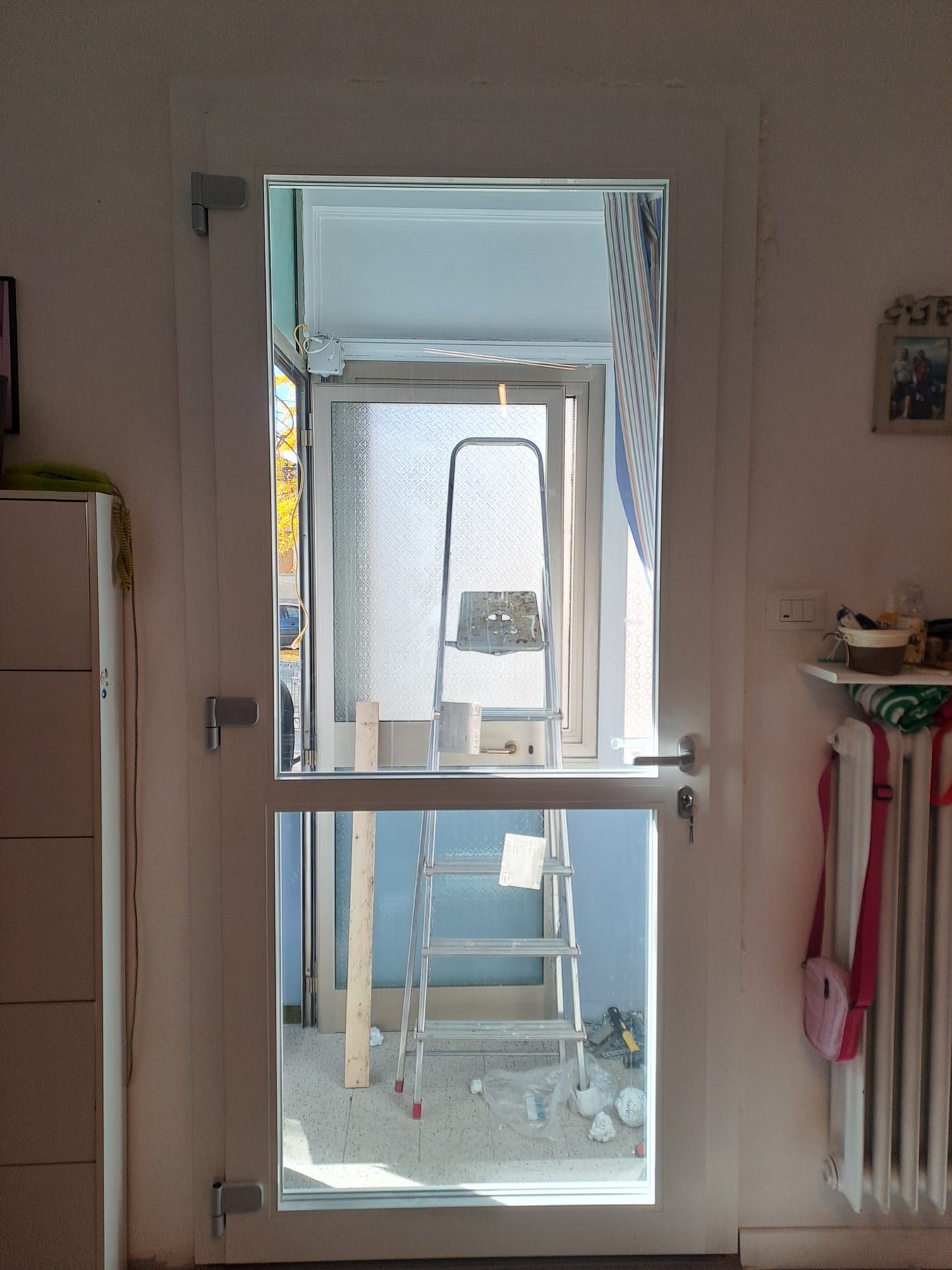 Porta-finestra a battente vetrata appena montata durante una sostituzione