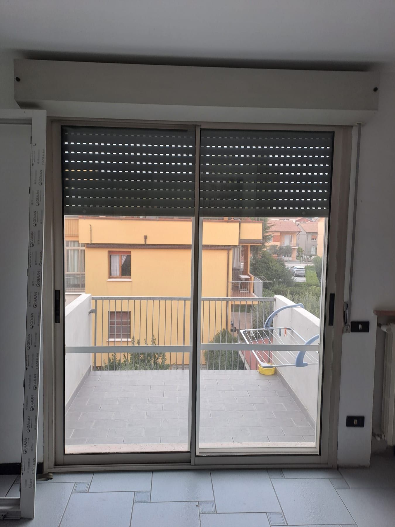 Tapparella microforata abbassata su una porta-finestra che dà sul terrazzo