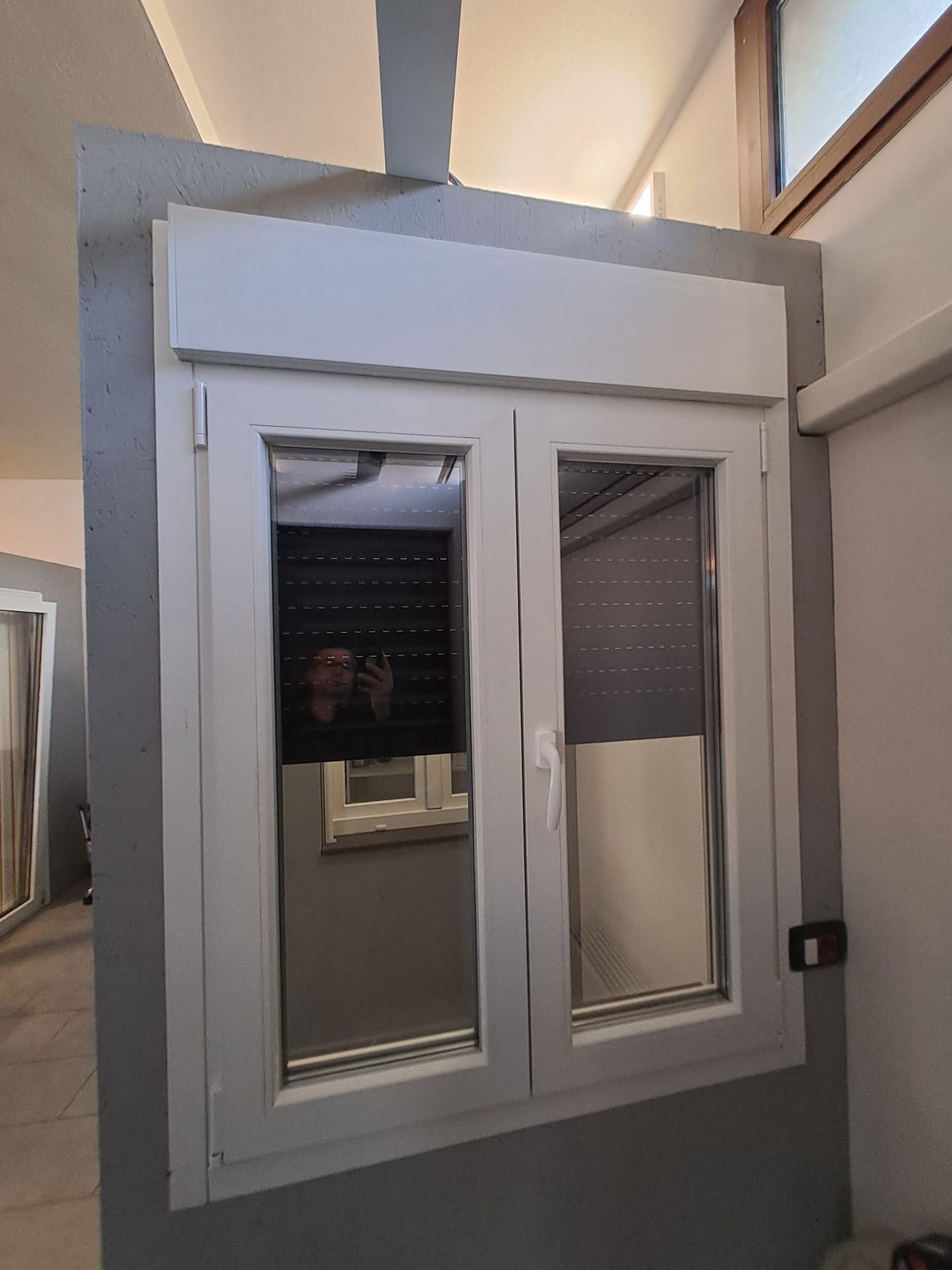 Finestra a due ante con cassonetto, esposta nello showroom