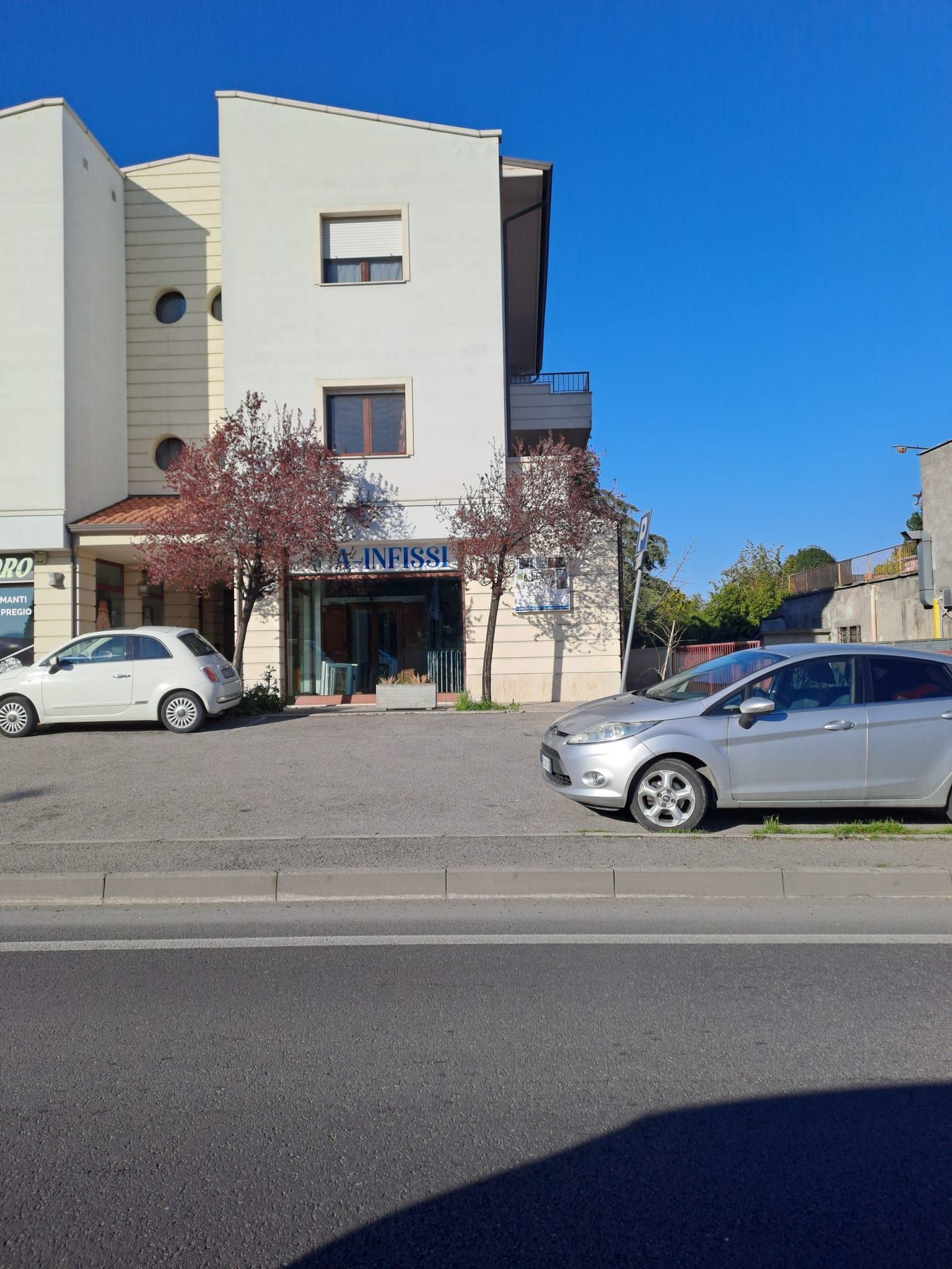 Lo showroom A-Infissi in via Emilia a Gambettola, visto dalla strada